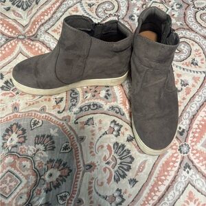Women’s Gray Suede Wedge Sneaker